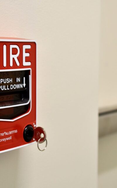 fire-alarm-next-to-an-exit-in-a-public-building_t20_ywzknW